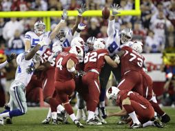 Jay Feely (4) patea el gol de campo de la victoria sobre Dallas. AP  /