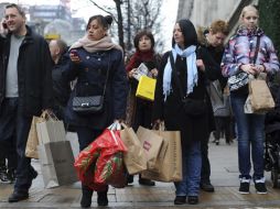 Londinenses compran ofertas de última hora para la Navidad. EFE  /