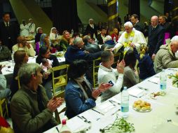En la sala abundaron mas de 500 personas alrededor del Papa. AFP  /