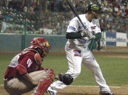 Justin Christian (der) conecta el batazo que dio la victoria a los Cañeros, ESPECIAL  /