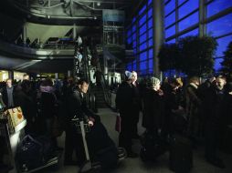 Una capa de hielo cubrió los caminos y dejó a más de 300.000 personas y 14 hospitales sin electricidad. AP  /