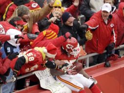 Jamaal Charles festejó con la afición la victoria de su equipo. AP  /