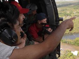 Los presidentes de Bolivia, Evo Morales (i), y Venezuela, Hugo Chávez (c), sobrevuelan hoy una zona afectada por inundaciones. EFE  /