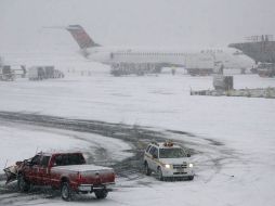 Vista de hoy de un avión en el aeropuerto de Newark, Nueva Jersey, durante una una tormenta de nieve. AP  /
