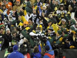 Los Empacadores festejaron con la afición su triunfo sobre los Gigantes. AP  /