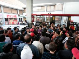 Bolivianos se quejan por el aumento en una gasolinera de La Paz. REUTERS  /