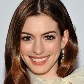 Anne Hathaway podría encarnar a Judy Garland