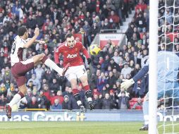 El búlgaro Berbatov (centro ) abrió el marcador para Manchester con un gol de cabeza. REUTERS  /