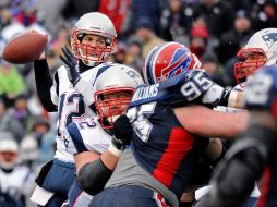 Tom Brady, de los Patriotas, lanza un pase ante los Bills. EFE  /