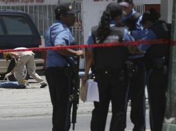 Policías en una escena de un crimen. La agente secuestrada era la única policía en la población. REUTERS ARCHIVO  /
