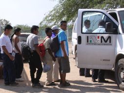 Migrantes son conducidos por agentes del INM en Oaxaca. EFE  /