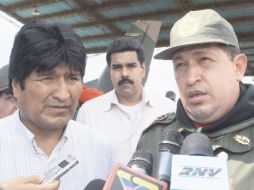 Hugo Chávez y su homólogo boliviano, Evo Morales, hablan con la prensa después de sobrevolar una zona afectada por las inundaciones.EFE  /