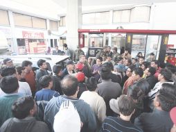 Bolivianos se reúnen en una gasolinera para protestar el alza al combustible. REUTERS  /