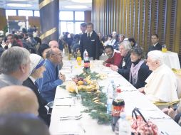 El Pontífice habla con los indigentes que viven en Roma. AFP  /