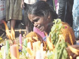 Una señora llora durante el acto celebrado en homenaje a las víctimas del tsunami de hace seis años en Indonesia. EFE  /