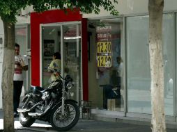 En el 2010 se prohibieron algunos tipos de comisiones, entre ellos del la del retiro de efectivo. EL INFORMADOR  /