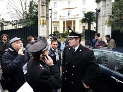 Policía, carabineros y bomberos acudieron a la embajada para apoyar al personal de la dependencia diplomática. AFP  /