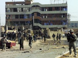 Soldados estadounidenses y afganos acudieron al lugar del atentado para brindar ayuda. EFE  /