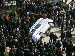 Ciudadanos volcaron una ambulancia por que los servicios médicos fueron lentos. AFP  /
