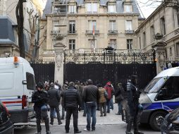 Policías franceses vigilan la entrada de la embajada de Costa de Marfil. AFP  /
