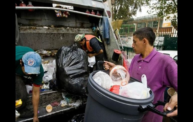 Los principales desechos durante la época navideña son alimentos, cajas de cartón, envolturas de regalos y pilas. A. CAMACHO  /