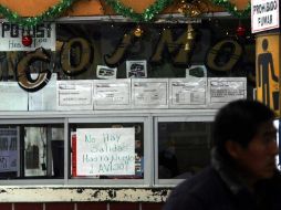 Puesto de venta de pasajes intermunicipales, en la terminal de autobuses de La Paz. EFE  /