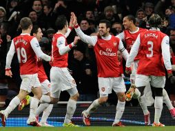 El español Cesc Fábregas festeja con sus compañeros el gol marcado al Chelsea. AP  /