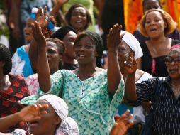 Mujeres rezan por la paz en Costa de Mrfil. EFE  /