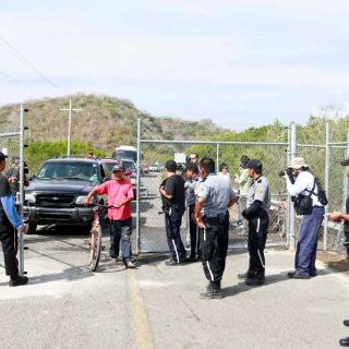 Califican como ''reprobable'' ingreso a playa de Tenacatita