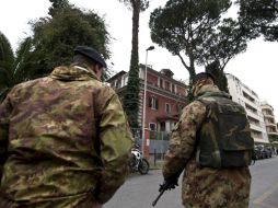 La policía de Roma vigila las sedes diplomáticas tras las amenazas de ataque. EFE  /