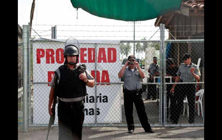 La Inmobiliaria Rodenas mantiene bloqueado el acceso a la playa por tierra con malla ciclónica y seguridad privada. E. PACHECO  /