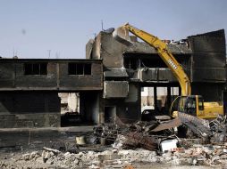 Maquinaria pesada de construcción derrumba las casas que se encuentran con daño severo. EL UNIVERSAL  /