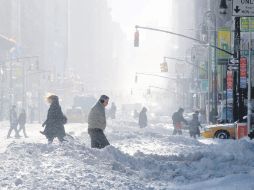 Neoyorkinos desafían el mal clima y continúan con su rutina, en la Gran Manzana. REUTERS  /