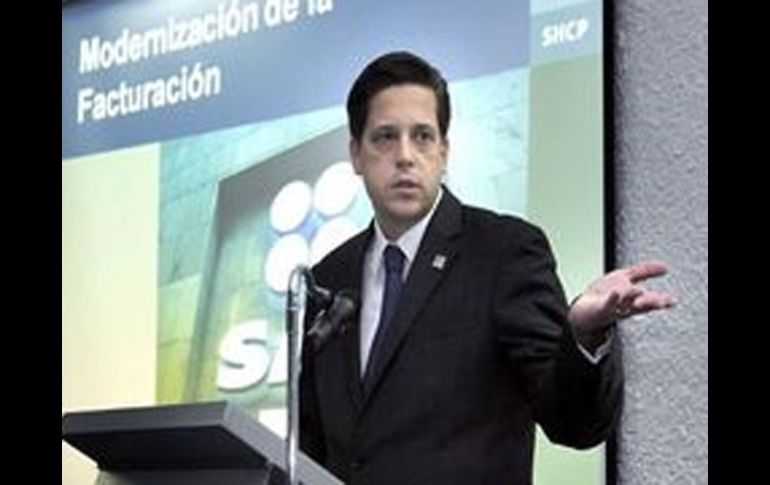 Alfredo Gutiérrez Ortiz Mena, jefe del SAT, apuntó que la factura electrónica generará mayor seguridad jurídica. ARCHIVO  /