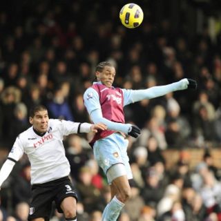 Salcido es criticado en Inglaterra