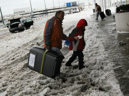 Las condiciones climatológicas adversas ocasionadas por la nieve provocaron la suspensión de vuelos. AFP  /