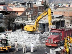Continúa el derrumbe de viviendas afectadas por la explosión. NOTIMEX  /