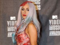 La cantante también durante este año utilizó un vestido muy extravagante considerado el más icónico de 2010. EFE  /