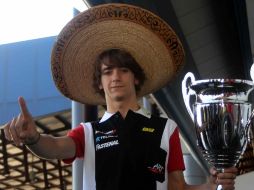 El piloto regiomontano Esteban Gutiérrez posando con su trofeo. MEXSPORT  /