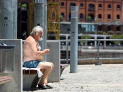 Por segundo día consecutivo Buenos Aires, Argentina, permanece bajo una alerta roja por la ola de calor. EFE  /