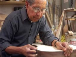 Lorenzo Pimentel fabricó su primera guitarra a los 15 años en el taller.ESPECIAL  /