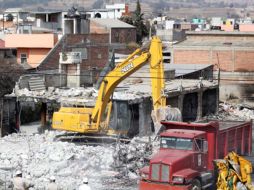 Personal de PEMEX realizan la demolición de viviendas dañadas por la explosión. NTX  /