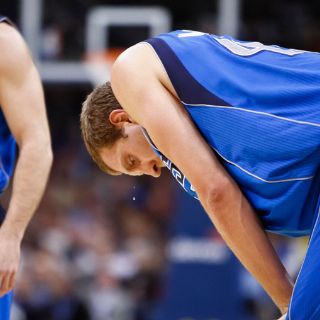 Nowitzki sufre esguince en rodilla