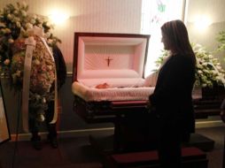 La gente da el último adiós al cuerpo del ex presidente venezolano Carlos Andrés Pérez. AP  /