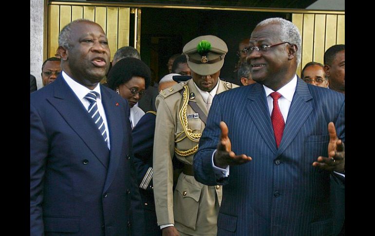 El presidente de Sierra Leona, Ernest Bai Koroma habla con el presidente Laurent Gbagbo, en el palacio presidencial en Abidjan. APA  /