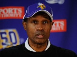 El entrenador interino de los Vikingos, Leslie Frazier, dijo el lunes que Favre no había aprobado las pruebas necesarias para jugar. AP  /