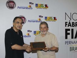 El presidente de Brasil y el presidente mundial da Fiat, Sergio Marchionne (i), se saludan durante la ceremonia. EFE  /