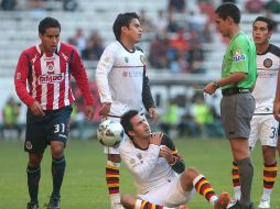 Jugadores de la UdeG reclaman al árbitro una decisión, durante el partido de ayer por la tarde. S. NUÑEZ  /