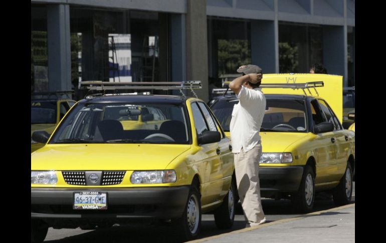 Durante el operativo se revisan las condiciones mecánicas del vehículo, el funcionamiento del taxímetro y los hologramas. A. GARCÍA  /