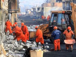 Decenas de habitantes de San Martín Texmelucan, Puebla, participan en las labores de limpieza de su comunidad. EFE  /